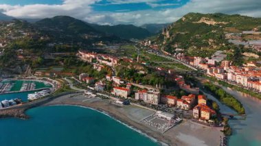 Kuzey İtalya 'nın Imperia eyaletindeki Ventimiglia tatil beldesinin hava manzarası. Yazın güzel İtalyan Riviera sahilleri yukarıdan görülüyor.
