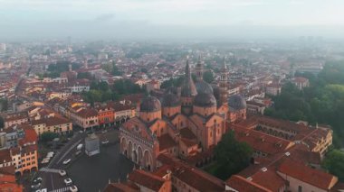 İtalya, Padua 'daki Aziz Justina Bazilikası' nın havadan görünüşü. Gündoğumunda Abbazia di Santa Giustina 'nın tarihi binası