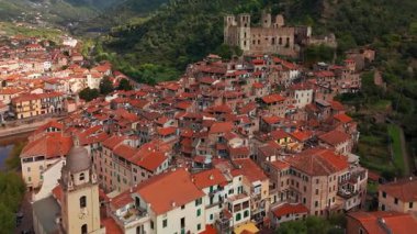 İtalya 'nın kuzeyindeki Imperia, Liguria eyaletindeki Dolceacqua ortaçağ kasabasının hava manzarası. Büyüleyici tarihi köy dağlarda yuva yapmış ve manzarayla çevrili.