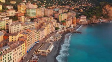 İtalya 'nın Liguria kentindeki tarihi Camogliat kasabasının hava manzarası. Tarihi Castello della Dragonara ve Basilica di Santa Maria Assunta Ligurian Denizi üzerindeki renkli binalarla