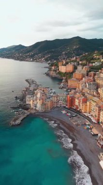 İtalya 'nın Liguria kentindeki tarihi Camogliat kasabasının hava manzarası. Tarihi Castello della Dragonara ve Basilica di Santa Maria Assunta Ligurian Denizi üzerindeki renkli binalarla