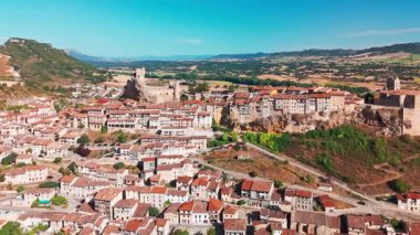 Ortaçağ köyü Frias, Burgos, Castilla Leon, kuzey İspanya 'nın havadan görünüşü. Manzaralı kırsal manzarayla çevrili tarihi bir şatosu olan pitoresk taş bir köy.