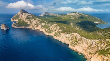 Mallorca, Balearic Adaları, İspanya 'nın kuzeydoğusundaki Cape Formentor' daki bir deniz uçurumunun tepesinde Mirador de El Colomer bakış açısından görülen Mayorka adasının çarpıcı kıyı manzarası..