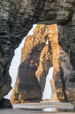 Galiçya bölgesindeki Playa de Las Catedrales plajının doğal kemerleri. Cantabrian Sahili 'ndeki ünlü Katedral Sahili' nde güzel uçurum oluşumları