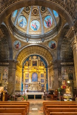Mayorka, İspanya - 15 Haziran 2024: Santa Maria Manastırı 'nın içi. Mallorca 'daki Santuari de Lluc Kilisesi. Tarihi bir mekanda dini mimari ve kutsal atmosferle süslenmiş..