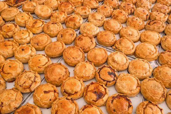 Mallorca, Palma 'daki çiftçi pazarında satışa sunulan taze pişmiş turtalar. Palma de Mallorca mutfak mirasını temsil eden kırsal geçmişe sahip geleneksel yerel yiyecekler. 