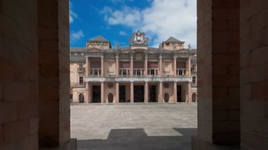 Gijon Üniversitesi 'nin iç bahçesi, Asturias, kuzey İspanya. 1948 'de inşa edilen anıtsal eski teknik kolej, şimdi modern bir kültür merkezi. Yavaş çekim görüntüler ortaya çıkıyor.