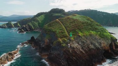 Punta Socastro 'nun hava manzarası, ayrıca O Fucino do Porco olarak da bilinir, Galiçya, Kuzey İspanya' da. Cantabrian Denizi 'ne bakan kayalıklar boyunca tahta bir yürüyüş yolu var. Çarpıcı yaz sahili manzarası..