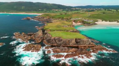 Galiçya, İspanya 'daki güzel Playa de Santa Comba plajının hava manzarası. Kuzey İspanya 'da popüler sörf ve kamp yeri. İnanılmaz kum plajı ve turkuaz deniz suyu Ermita de Santa Comba yakınlarında..