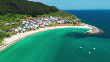 O Porto de Bares, A Coruna, Galiçya 'daki güzel kumlu sahil ve turkuaz deniz manzarası. Atlantik Okyanusu kıyısındaki büyüleyici doğal manzaralı resimli balıkçı köyü..