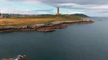 A Coruna, Galiçya, İspanya 'daki Herkül Kulesi. Kuzey İspanya 'daki tarihi Torre de Herkül' ün hava manzarası. Coruna şehrinde antik bir Roma deniz feneri.
