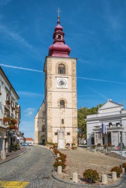 Ptuj, Slovenya - 31 Ağustos 2023: Eski Slovenya 'nın Ptuj kentindeki St. Georges kilise çan kulesi
