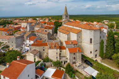 Hırvatistan 'ın Bale Old Town kentinin hava manzarası. Bale, Hırvatistan 'ın Istria iline bağlı bir yerleşim birimidir. Yerleşimin kökeni Roma 'nın Castrum Vallis kalesinde yatıyor.