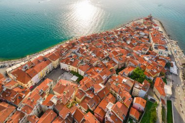 Tarihi bir deniz feneri ve turkuaz deniz manzaralı Piran 'ın Slovenya' daki eski kenti. Zengin tarihi ve çarpıcı manzarası olan pitoresk bir Akdeniz kıyısı mücevheri.