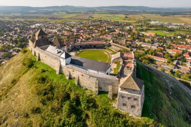 Macaristan 'daki ortaçağ Sumeg Kalesi' nin havadan görünüşü, yaz boyunca Sumeg, Veszprem ilçesi yakınlarındaki Sumeg Kalesi 'nin üzerinde uçuyor.