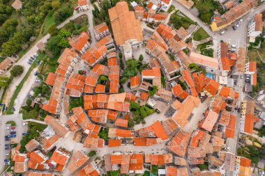 Hırvatistan 'ın Bale Old Town kentinin hava manzarası. Bale, Hırvatistan 'ın Istria iline bağlı bir yerleşim birimidir. Yerleşimin kökeni Roma 'nın Castrum Vallis kalesinde yatıyor.