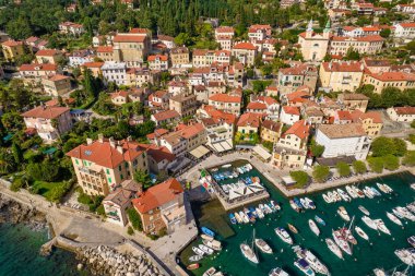 Hırvatistan 'ın Adriyatik denizi, Opatija' nın Volosko semtindeki güzel deniz manzarası. Opatija tatil köyü ve Hırvatistan 'ın Kvarner Körfezi' ndeki Lungomare deniz geçidi gün doğumunda. Lüks seyahat hedefi