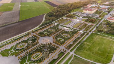 Avusturya, Marchfeld 'de gün batımında Schloss Hof Kalesi' nin hava manzarası. Görkemli Barok Sarayı güzel manzaralı resmi bahçelerle çevrili, klasik Avrupa mimarisinin güzel bir örneği..