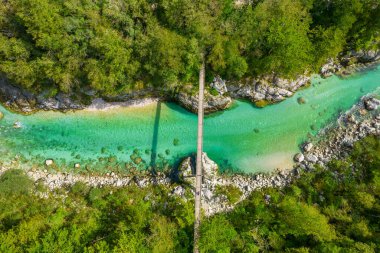 Slovenya 'daki Soca Nehri' nin zümrüt sularını kaplayan bir asma köprü, hava manzaralı. Bu nokta Slovenya 'da kayak ve yürüyüş için tercih edilen bir yer..