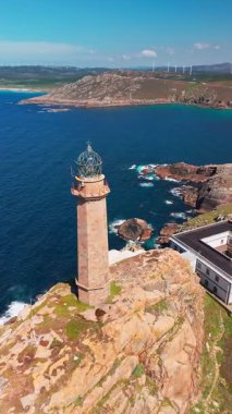 Camarinas, Galiçya, İspanya yakınlarındaki Cabo Vilan Deniz Feneri 'nin havadan görüntüsü. Tarihsel deniz feneri engebeli Costa da Morte boyunca yüksek bir uçuruma tünemiş, Atlantik Okyanusu 'na bakan uzak bir yerde..