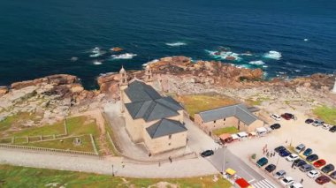 Santuario da Virxe da Barca, Faro de Muxia deniz feneri ve Mirador Jesus Quintanal 'ın Galiçya, İspanya' daki engebeli Costa da Morte boyunca havadan görünüşü. Camino de Santiago 'da popüler bir yer.