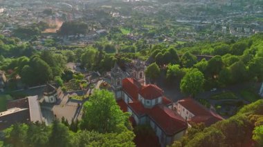 Bom Jesus do Monte Mactuary in Tenoes 'un günbatımında, Braga yakınlarında, Kuzey Portekiz. Barok mimarisi, manzaralı merdivenleri ve yemyeşil çevresi olan Katolik tapınağı..