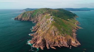 İspanya 'nın kuzeyinde bulunan Cape Finisterre, Costa de la Muerte' deki Faro de Fisterra deniz fenerinin hava manzarası. Camino de Santiago hac yolunun son durağı.