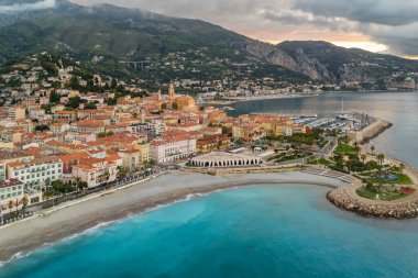 Menton 'un havadan görünüşü, Fransız Riviera, Fransa' da bir tatil köyü. Yazın renkli Menton kasabası, Cote dAzur 'da tarihi binalar ve güzel plajlar..