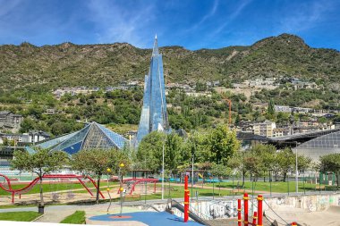 Andorra la Vella, Andorra - 5 Eylül 2024: Fransa ile İspanya arasındaki Pireneler dağlarındaki Andorra la Vella 'da ünlü Caldea Termal Hamamları' nın modern cam binası.