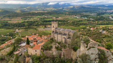 Fransa 'nın en güzel köylerinden biri ve popüler bir turizm beldesi olan Fransa' nın Pyrenees dağlarındaki ortaçağ tepe kasabası Eus 'un hava manzarası.