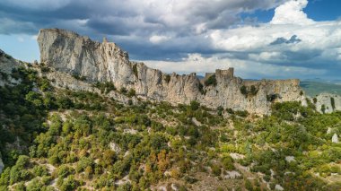 Güney Fransa 'daki Aude Bölümü' ndeki Peyrepertuse Ortaçağ Şatosu 'nun havadan görünüşü. Fransız Pireneleri 'nde bulunan muhteşem tarihi şatonun kalıntıları.
