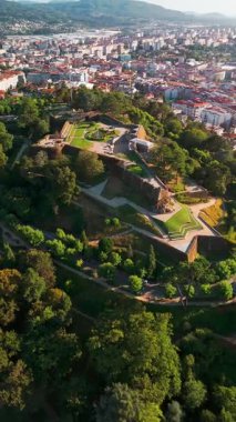 Vigo, Pontevedra, Galiçya, İspanya 'daki tarihi El Castro Kalesi' nin hava manzarası. Şehre ve kıyıya bakan önemli taş istihkamları askeri mirası simgeliyor..