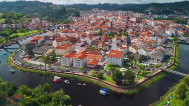 Kuzey İspanya, Galiçya 'da Rio Mandeo ile çevrili tarihi Betanzos kasabasının hava manzarası. Ünlü Camino de Santiago hac güzergahında resim gibi bir kasaba ve kültürel dönüm noktası..