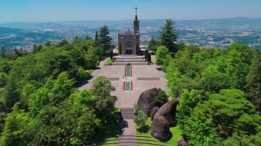 Kuzey Portekiz, Guimaraes 'deki Santa Catarina' nın tepesindeki Penha Sığınağı 'nın havadan görünüşü. Yeşil park, büyük granit taşlar ve doğal manzarayla çevrili Art Deco tarzı kilise..