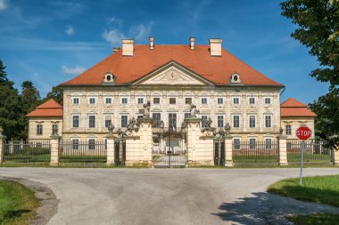 Slovenya 'nın Ptuj kentindeki tarihi Dornava Malikanesi. Hava görüntüsü. Slovenya 'daki en önemli barok mimari eserlerinden biri..