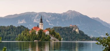 Slovenya 'da güneş doğarken, yaz panoramasında kan gölü oluştu. Bled Gölü 'nün güzel manzarası Maria ve Bled Castle' ın Hacı Kilisesi
