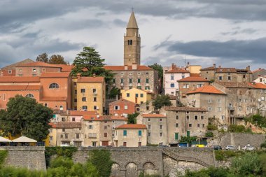 Hırvatistan 'ın Istria yarımadasında geleneksel eski bir çan kulesi olan Labin kasabası. Ortaçağ Labin kasabasının tarihi binaları.