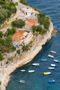 Hırvatistan 'ın güzel Adriyatik kıyı şeridi. Huzur dolu balıkçı tekneleri ve geleneksel Hırvat evleri var. Huzurlu bir deniz manzarası Akdeniz 'in cazibesini yakalıyor.