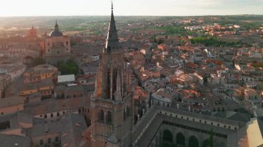 Günbatımında Toledo 'nun tarihi şehir manzarası Castilla-La Mancha, İspanya. Toledo Katedrali, Santa Mari Katedrali, UNESCO Dünya Mirası Alanı ile güzel bir ortaçağ şehri..