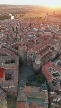 İspanya, Castilla-La Mancha, Toledo 'nun tarihi şehir manzarasının gün doğumu manzarası. Toledo, Santa Maria Katedrali ve diğer tarihi binaları ile güzel bir ortaçağ şehri.