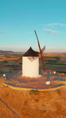 İspanya, Castilla-La Mancha 'daki Consuegra' nın tarihi yel değirmenlerinin hava manzarası. Don Kişot karakterinin eski tarihi yel değirmenleri sabah vakti tepede. Molinos de Viento de Consuegra