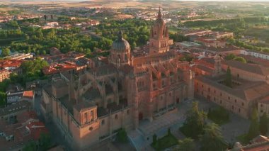 Günbatımında Salamanca 'nın tarihi şehir manzarası Castilla y Leon, İspanya. Salamanca Katedrali, Torre del Clavero ve tarihi üniversitesi olan ortaçağ şehri. UNESCO Dünya Mirası Alanı