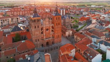 İspanya 'nın kuzeyinde Castilla y Leon' daki Astorga kasabasının hava manzarası. Tarihi ortaçağ Eski Kasabası ve Camino de Santiago hac yolu boyunca önemli bir durak. Gün doğumunda Katedral ve Piskoposluk Sarayı