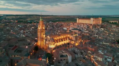 İspanya, Castilla-La Mancha, Toledo 'nun tarihi şehir manzarası. Toledo Alcazar, Santa Maria Katedrali ve diğer tarihi binalarla aydınlatılmış ortaçağ şehri.