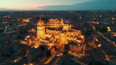 Geceleri Salamanca 'nın tarihi şehir manzarası Castilla y Leon, İspanya. Salamanca Katedrali, Torre del Clavero ve tarihi üniversite de dahil olmak üzere ortaçağ simgeleri aydınlandı..