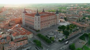 Günbatımında Toledo 'nun tarihi şehir manzarası Castilla-La Mancha, İspanya. Toledo Katedrali, Santa Mari Katedrali, UNESCO Dünya Mirası Alanı ile güzel bir ortaçağ şehri..