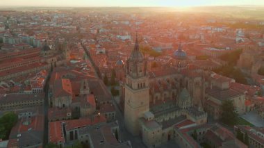 Gündoğumunda Salamanca 'nın tarihi şehir manzarası Castilla y Leon, İspanya. Ortaçağ şehri, Salamanca Katedrali, Torre del Clavero ve tarihi üniversite. UNESCO Dünya Mirası Alanı