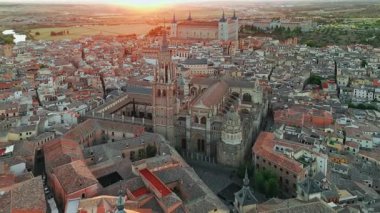 İspanya, Castilla-La Mancha, Toledo 'nun tarihi şehir manzarasının gün doğumu manzarası. Toledo, Santa Maria Katedrali ve diğer tarihi binaları ile güzel bir ortaçağ şehri.