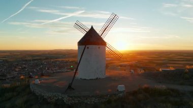 İspanya, Castilla-La Mancha 'daki Consuegra' nın tarihi yel değirmenlerinin hava manzarası. Don Kişot karakterinin eski tarihi yel değirmenleri sabah vakti tepede. Molinos de Viento de Consuegra