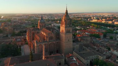 Gündoğumunda Salamanca 'nın tarihi şehir manzarası Castilla y Leon, İspanya. Ortaçağ şehri, Salamanca Katedrali, Torre del Clavero ve tarihi üniversite. UNESCO Dünya Mirası Alanı